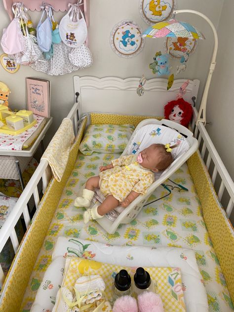 Reborn Doll Nursery Room Ideas, Reborn Nursery Ideas, Reborn Aesthetic, Reborn Baby Dolls Accessories, Vintage Baby Gear, Barbie Bebe, Doll Reborn, Barbie Diy Accessories, Doll Nursery