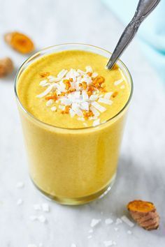 This creamy turmeric smoothie is a great nutritious boost and will makes you feel energized throughout the day. Turmeric Smoothie Recipes, Super Healthy Smoothie Recipes, Super Healthy Smoothies, Resep Smoothie, Turmeric Smoothie, Smoothie King, Turmeric Recipes, Feel Energized, Breakfast Smoothie Recipes