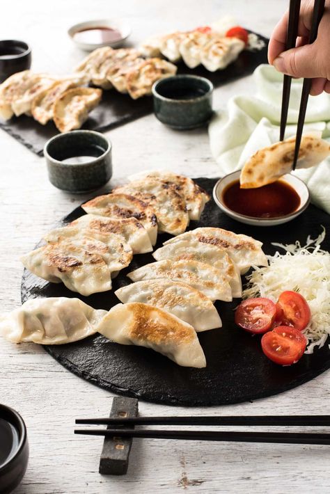 Gyoza (Japanese Dumplings) - A traditional Japanese recipe! Plus a VIDEO to learn how to wrap them! Gyoza Wrappers, Japanese Gyoza, Gyoza Dumplings, Japanese Dumplings, Cibo Asiatico, Mapo Tofu, Recipetin Eats, Japanese Cooking, Japanese Dishes