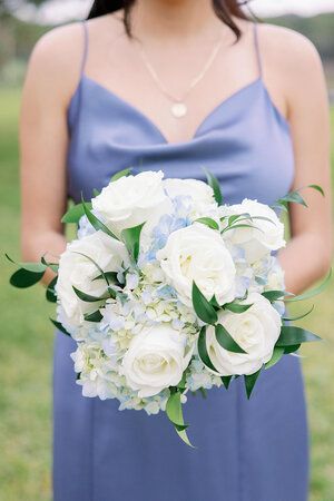 Bridal Bouquet Hydrangea And Roses, Blue And White Bridesmaid Bouquet, Prom Bouquet Ideas Color Schemes, Hydrangea Bridesmaid, White Bridesmaid Bouquet, Creative Floral Arrangements, Simple Bridesmaid Bouquets, Hydrangea Bridesmaid Bouquet, White Daisy Bouquet