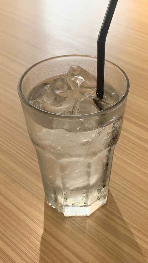 Sparkling Water Aesthetic Drink, Water With Ice Aesthetic, Water Ice Aesthetic, Iced Water Aesthetic, Cold Water Aesthetic, Hydrated Aesthetic, Agua Aesthetic, Cold Glass Of Water, Ice Aesthetic