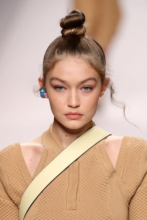 Gigi Hadid at Fashion Week Spring 2019 Gigi Hadid Hair Bun, Gigi Hadid Bun, Gigi Hadid Hair, Gigi Hadid Walk, Gigi Hadid And Zayn, Gigi Style, Gigi Hadid Outfits, Bella Gigi Hadid, Gigi Hadid Style