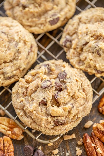 Chocolate Chip Toffee Cookies, Bakery Style Chocolate Chip Cookies, Toffee Cookie Recipe, Cream Cheese Sausage Balls, Recipe Cookies, Quick Treats, Toffee Cookies, Cookie Bakery, Plain Chicken