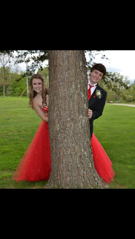 Cringe Prom Pictures, Props For Prom Pictures, Prom Photoshoot Backdrop Ideas, Junior Prom Photo Ideas, Cheesy Prom Pictures, Outdoor Prom Picture Ideas, Prom Poses Couples Photo Ideas Funny, Prom Props For Pictures, Cute Prom Pictures By Yourself