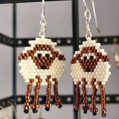 Your choice of black sheep or white sheep! Cute sheep earrings.  Sheep are important part of traditional Navajo life.  We use sheep for food and use their wool to weave into rugs.  These sheep are made with 11/0 Miyuki delicas and the hooks are sterling silver.  The drop length is 1-3/4 inches. The length of the beaded portion is 1-1/4 inches. Beaded Sheep, Sheep Earrings, Sheep Cute, Xmas Beads, Seed Bead Projects, Diy Seed Bead Earrings, Beautiful Beaded Jewelry, Flagstaff Az, Beaded Earrings Tutorials