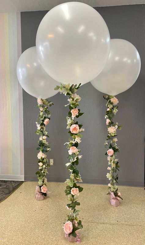 Balloon Arch With Paper Flowers, Flower Quince Theme, Wedding Balloon And Flowers Decorations, Quince Decorations Diy, Floral Birthday Party Decorations Diy, Balloon Decorations With Flowers, Backdrops For Bridal Shower Diy, Flower Decor Party, Birthday Decoration Ideas Flowers