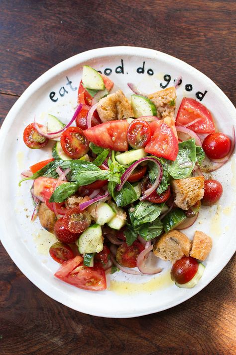 Tomato Panzanella Salad Tomato Panzanella Salad, Salad With Tomatoes, Garlic Uses, Panzanella Salad, Pan Fry, Vinegar Uses, Leftover Bread, Italian Salad, Broken Pieces