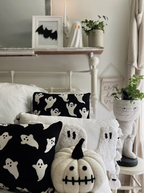 Halloween Themed Room Decor, Minimalist Halloween Bedroom, Fall Bedroom Decor Black Bed, Black And White Spooky Bedroom, Spooky Pillow Diy, Ghost Living Room Decor, Classic Halloween Decor Living Room, Minimalist Halloween Decor Living Room, Minimalistic Halloween Decor