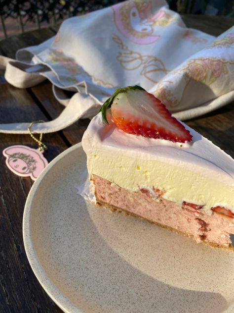 Cheesecake Aesthetic Strawberry, Strawberry Cheesecake Aesthetic, Aesthetic Cheesecake, Cheesecake Aesthetic, Pretty Desserts, Bakery Foods, Pretty Dessert, Ideas Videos, Creamy Cheesecake