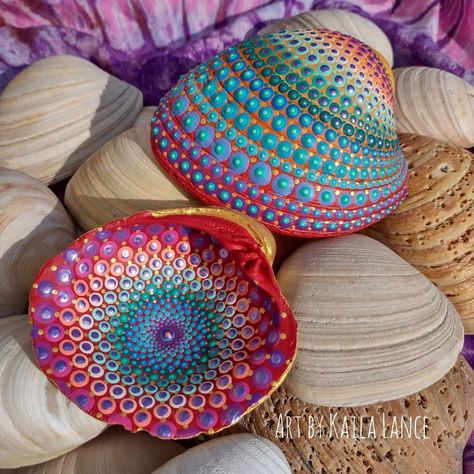 Painted Items To Sell, Painted Shells Ideas, Hand Painted Seashells, Painted Seashells Ideas, Seashell Painting Acrylic, Mandala Seashell, Painted Shells Seashells, Seashell Painting Ideas, Painting Seashells Ideas