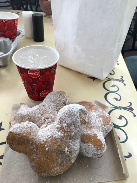 Disneyland Beignets, Princess And The Frog Beignets, Mint Julep Bar, Disney Divas, Disney Desserts, Disneyland Food, Disneyland Tips, The Haunted Mansion, Flavored Sugar