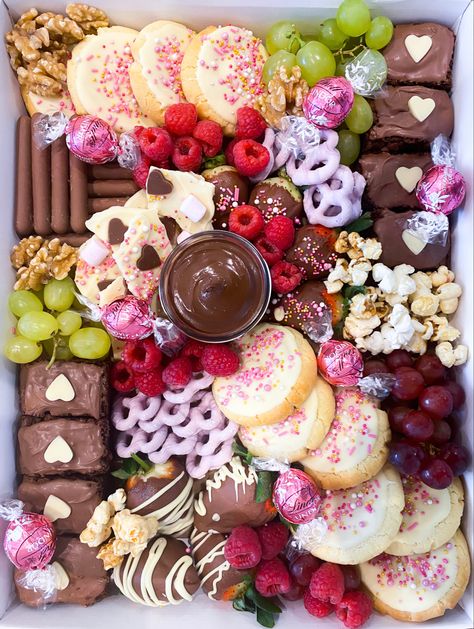 This love themed box is the perfect way to make your loved ones smile ❤️ Party Trays Ideas Food Platters, Princess Birthday Party Food, Entertaining Platters, Grazing Boxes, Catering Food Displays, Chocolate Bowls, Graze Box, Dessert Gifts, Food Hampers