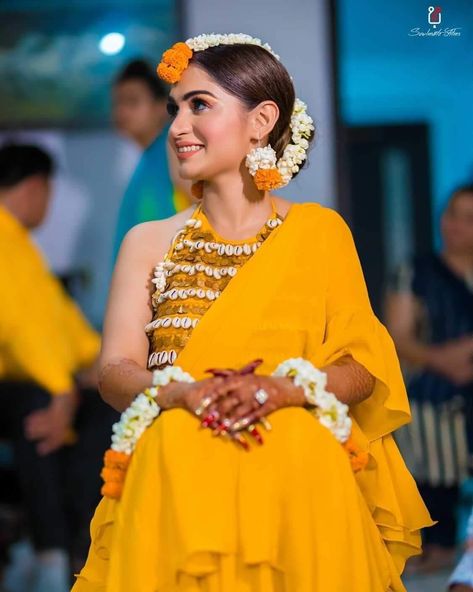 haldi bride in simple yellow saree and shell blouse Yellow Saree Haldi Look, Aiburobhaat Look, Yellow Saree Look For Haldi, Blouse Design For Haldi Ceremony, Different Haldi Outfit For Bride, Haldi Saree Indian Bridal Yellow, Sarees For Haldi Ceremony, Saree For Haldi Bride, Haldi Wear For Bride