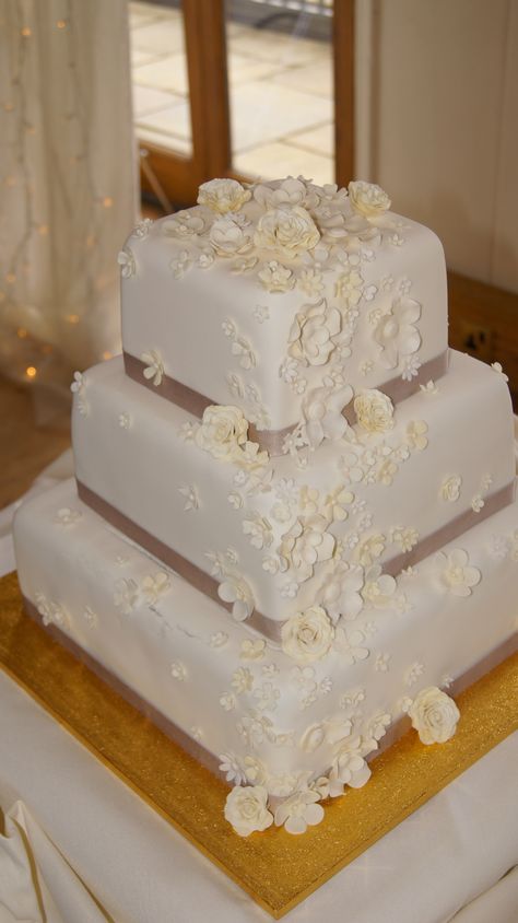 3 tiered square wedding cake 3 Tier Square Wedding Cake, Mini Cakes Wedding, Wedding Cake Square, Wedding Cake Layers, Wedding Cake Videos, Square Wedding Cake, 2 Tier Wedding Cakes, Quince Cake, How To Make Wedding Cake