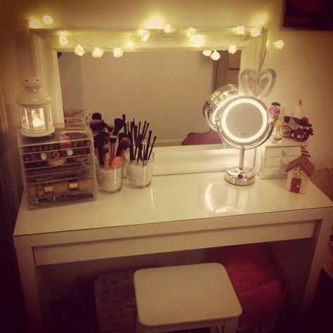 Diy Makeup Table Ideas, Makeup Desk Ideas, 2014 Room, 2014 Vibes, Makeup Desk, Vanity Room, Desk Ideas, Girly Room, Makeup Rooms