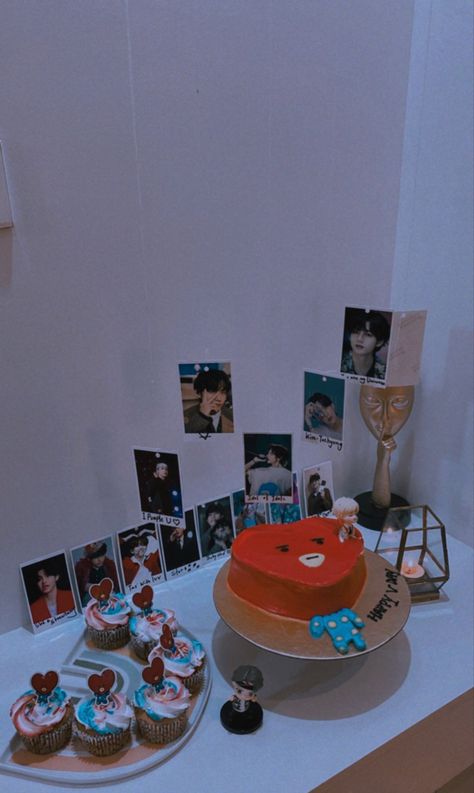 Kim Taehyung Birthday Cake, Taehyung Birthday Picture Aesthetic, Taehyung Birthday Aesthetic, Taehyung With Birthday Cake, Taehyung Birthday Cake, Taehyung Birthday Picture, Kim Taehyung Birthday, V Birthday, Taehyung Birthday