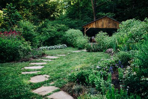 Lindsey's Garden in the Mountains - FineGardening Mountain Garden Ideas, Mountain Garden, Fire Area, Grape Arbor, Fine Gardening Magazine, Garden Pavilion, Native Plant Gardening, Garden Table And Chairs, Fine Gardening