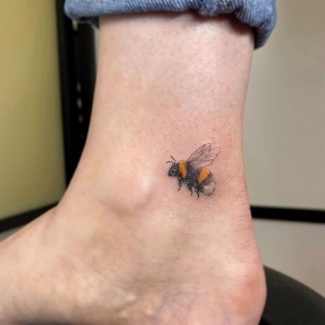 Realistic Bee Tattoo, Tattoo Bees, Bumblebee Tattoo, Small Bee Tattoo, Nature Tattoo Ideas, Honey Bee Tattoo, Simple Forearm Tattoos, Bumble Bee Tattoo, Minimalist Tattoo Ideas