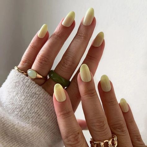 Light Yellow Nails Pastel, Lemon Color Nails, Limoncello Nails, Nails For Yellow Dress, Almond Nails Yellow, Yellow Nails Aesthetic, Italian Nails Trends, Light Yellow Nails, Pastel Yellow Nails