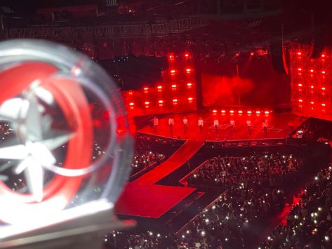 stray kids red lights maniac world tour oakland lightstick stay concert inspo hwang hyunjin kpop Skz Red Widget, Red Lights Drawing Skz, Red Aesthetic Kpop, Skz Red Aesthetic, Red Lights Aesthetic Skz, Skz Concert Wallpaper, Red + Core + Aesthetic, Stray Kids Red Aesthetic, Chan Red Lights