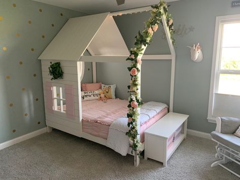 Diy House Bed Frame Kids Twin, House Bed Girls Room, Diy House Bed, Toddler Bedroom Playroom, Toddler Bed Girl, Toddler House Bed, Girls Room Diy, House Beds For Kids, House Frame Bed