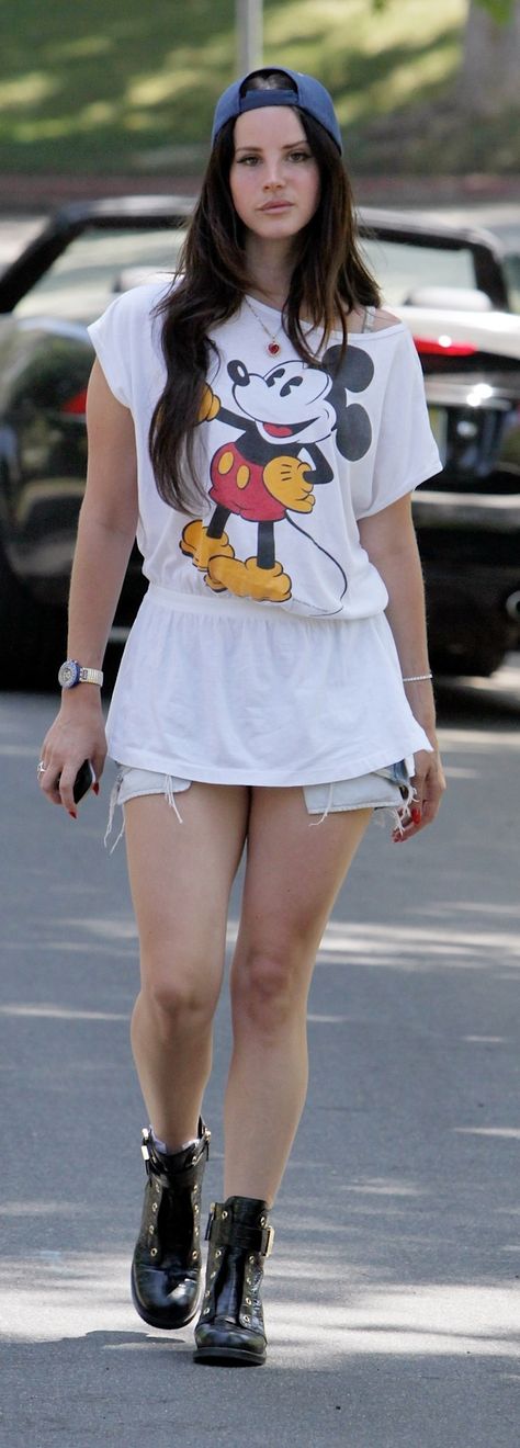 lana del rey with mickey mouse shirt Lana Del Rey Outfits, Elizabeth Grant, Trip Hop, Mickey Mouse T Shirt, Dream Pop, Lana Del Ray, Indie Pop, Cut Off Shorts, Celebrity Photos