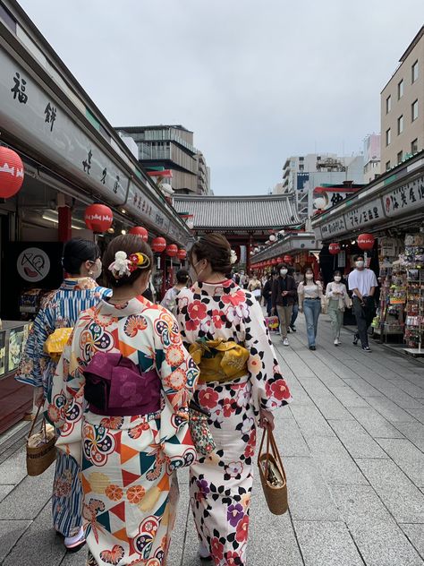 Japanese Summer Festival Kimonos, Japan Travel Aesthetic Friends, Japan Summer Festival, Tokyo Living, Japan Study, Lamp Core, Tokyo Summer, Korea Summer, Summer Japan