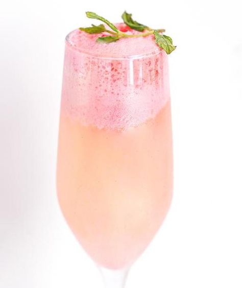 Champagne Mocktails | Non-Alc Sparkling Recipes | Sans Drinks Raspberry Bellini, Non Alcoholic Mojito, Low Sugar Drinks, Sugar Free Drinks, Non Alcoholic Beer, Non Alcoholic Wine, Low Calorie Drinks, Peach Bellini, Raspberry Sorbet