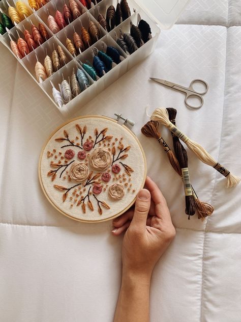 Embroidery Hoop Aesthetic, Hand Embroidery Aesthetic, Broderie Aesthetic, Bracelet Flatlay, Embellished Clothes, Embroidery Aesthetic, Drawing Embroidery, Tshirt Embroidery, Bracelet Embroidery