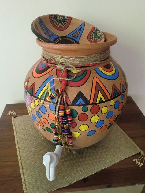 Tips to Give a Quirky Make-over to a Simple Clay-Pot Water Dispenser Water Pot Painting Ideas, Clay Water Pot, Painting Pots, Colorful Canvas Art, Pot Art, Crafts Holiday, Pottery Pots, Crafts Origami, Painted Pots Diy