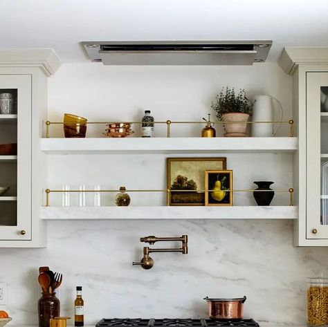 Unique Kitchens and Baths on Instagram: "Art is always a good idea. ✔️ When incorporated open shelving above the stove accented with brass rails that elevate the look and draw the eye up. What better spot to display vintage paintings? cabinetry @uniquekitchensandbaths #ukbdesignstudio #ukbcabinetry #customcabinetry #bespokecabinetry #idcoathome #interiordesigners #finditsyleit #remodeling #idcoathome #howihaven #theeverygirlathome #designsponge #elledecor #vogueliving #myhousebeautiful #homewithrue #sodomino #mydomaine #prettylittleinteriors #howyouhome #designlovers #pursuepretty #currentdesignsituation #lindsayhillloves #beckiowensfeature #smmakelifebeautiful photo @stacyzaringoldberg designed with @details.and.design" Kitchen Open Shelves, Kitchen Hoods, Vogue Living, Beautiful Kitchen, Kitchen Redo, Unique Kitchen, Design Sponge, Beautiful Backdrops, Custom Cabinetry