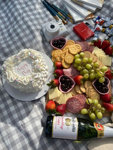 Romantic Beach Picnic, Beach Picnic Party, Picnic Date Food, Picnic Cake, Night Picnic, Small Birthday Parties, Engaging Posts, Sweet Sixteen Birthday Party Ideas, Tiktok Content