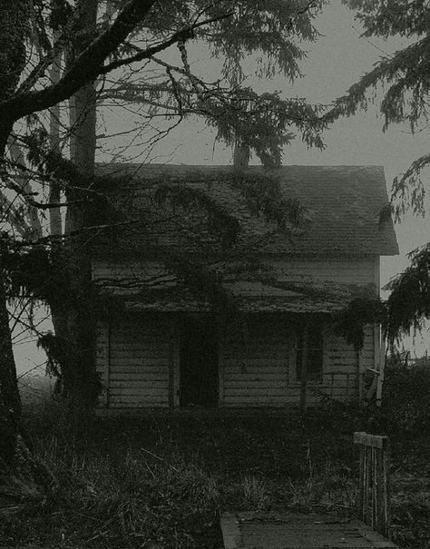 Ominous Creepy Old Houses, Images Terrifiantes, Abandoned Farmhouse, Eerie Places, Creepy Places, Spooky Places, Dark House, Beautiful Night Images, Creepy Pictures