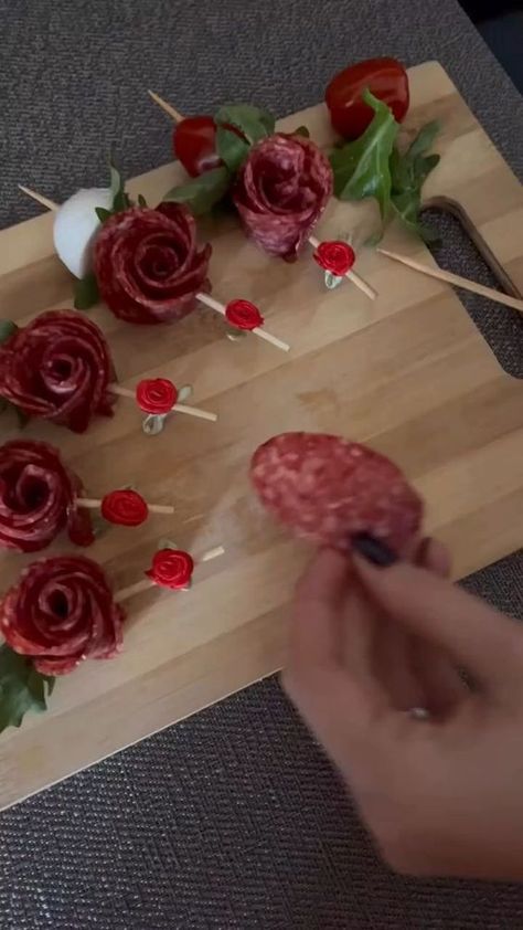 Rose Food, Sommer Mad, Fest Mad, Decorações Com Comidas, Rose Recipes, Amazing Food Decoration, Catering Ideas Food, Party Food Buffet, Idee Pasto