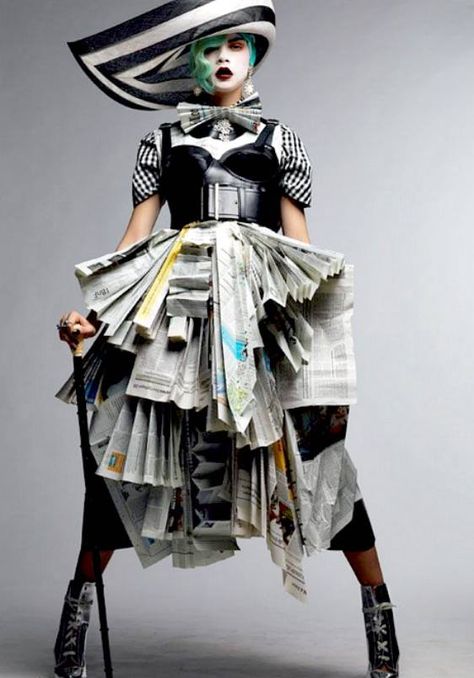 newspaper skirt! Odd Dresses, Editorial Vogue, Mode Editorials, Paper Fashion, Paper Dress, Weird Fashion, Vogue Japan, Recycled Fashion, Avant Garde Fashion