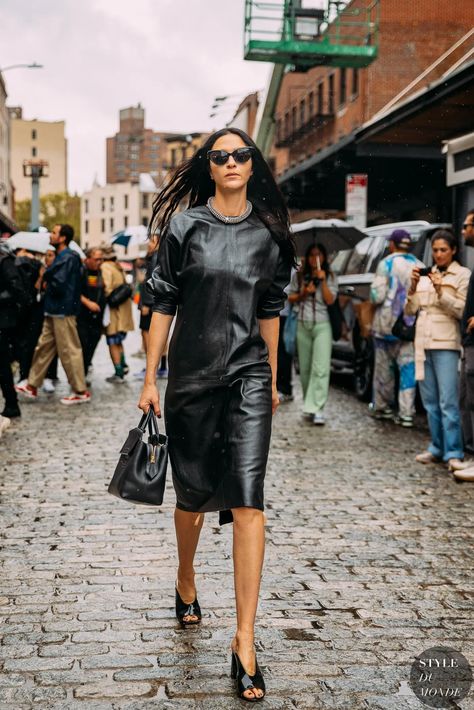 New York SS 2023 Street Style: Mariacarla Boscono - STYLE DU MONDE | Street Style Street Fashion Photos Mariacarla Boscono Chloe King, 2023 Street Style, Mariacarla Boscono, Caroline Issa, Fashion Show Backstage, 2020 Street Style, Leandra Medine, Reportage Photography, Giovanna Battaglia