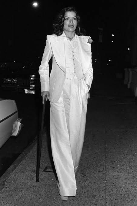 How Yves Saint Laurent's Le Smoking suit revolutionised women's fashion Halston Fashion, Bianca Jagger, Tuxedo Women, Joan Collins, Style Muse, Power Dressing, Fashion History, Wedding Suits, Style Icon