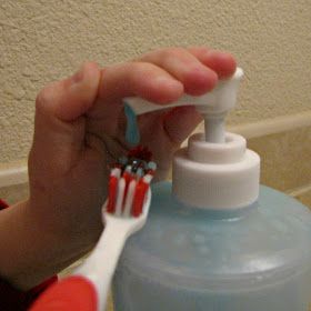 Diy Soap Dispenser, Room Ideas Kids, Soap Dispenser Diy, Diy Garden Table, Diy Christmas Canvas, Dispenser Diy, Kids Toothpaste, Mirror Makeover, Bathroom Shower Walls