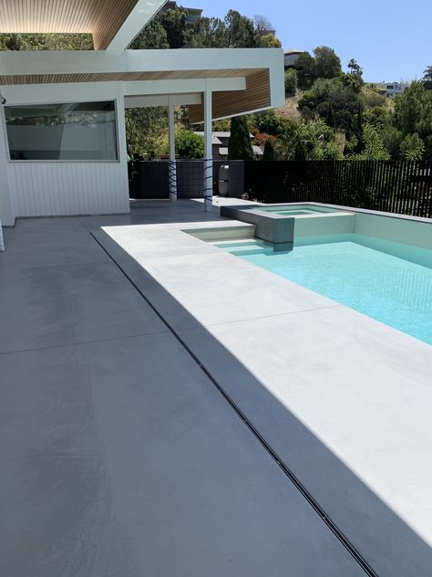 White Concrete Around Pool, Grey Pool Decking, Concrete Patio Pool Area, White Concrete Patio, Concrete Pool Deck, Pool Flooring Ideas, Concrete Pool Deck Ideas, Pool Decking Concrete, Cement Pools