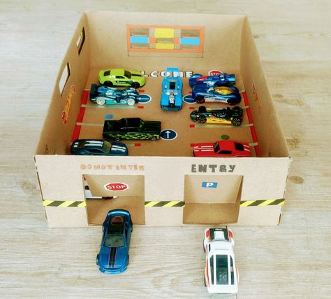 Cardboard Hot Wheels Garage, Diy Hot Wheels Garage, Hot Wheels Crafts, Hot Wheels Garage Diy, Cardboard Garage, Hot Wheels Diy, School Age Crafts, Toddler Boy Room Decor, Hot Wheels Garage