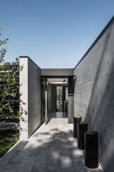 Gallery of Emplacement House / NTF Architecture - 7 Concrete House Facade, Concrete Homes Exterior Architecture, Concrete Residential Architecture, Slope House, Modern Architecture Design, Open Living Area, Architecture Images, Storey Homes, The Local Project