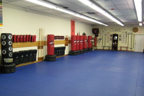 Like organization of equipment Karate Studio Design, Martial Arts Equipment Storage, Martial Arts Gym Interior, Martial Arts Room, Gi Storage Bjj, Karate Studio, Karate Equipment, Jiu Jitsu Gym, Dojo Design