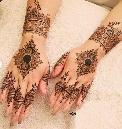 Round Mehndi Design, Kashee's Mehndi Designs, Henna Tattoo Kit, Tattoo Mandala, Henna Art Designs, Modern Henna Designs, Arabic Henna, Latest Henna Designs, Tattoo Henna