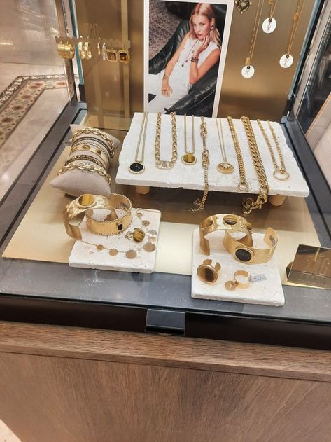 Jewelry Exposition Ideas, Kids Clothing Store Design, Jewelry Display Booth, Retail Jewelry Display, Creative Jewelry Displays, Jewelry Table Display, Jewelry Shop Display, Jewelry Store Displays, Jewelry Store Interior