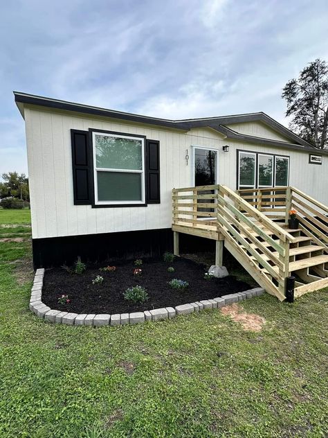 Front Steps Mobile Home, Mobile Home Outside Decor, Modular Home Backyard Ideas, Backyard Mobile Home Ideas, Flower Bed In Front Of Mobile Home, Grey And White Mobile Home Exterior, Remodeling Outside Of House Ideas, Farm Trailer House, Manufactured Home With Porch