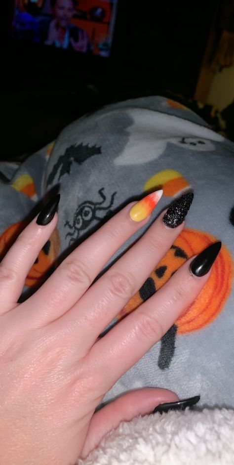 Halloween Nails On Almond Shape, Black Stiletto Halloween Nails, Halloween Acrilyc Nails, Candy Corn Nails Ombre, Halloween Nails Easy Design, Candy Corn Halloween Nails, Candy Corn Nails Acrylic, Fall Short Stiletto Nails, Halloween Candy Corn Nails