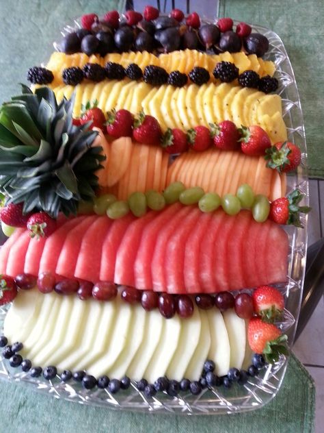 Bridal Party Foods, Fruit Platters, Fruit Platter Designs, Fruit Creations, Afternoon Tea Recipes, Decorações Com Comidas, Fruit Kabobs, Party Food Buffet, Green Eating