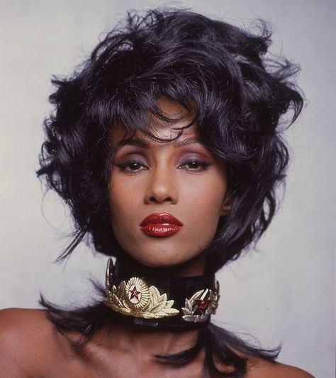 Fancy Black Woman Aesthetic, Iman Abdulmajid 80s, Iman Model 80s, Iman 80s, 80s Black Women, Cool Tone Eyeshadow, Iman Abdulmajid, Iman Model, 80s Glamour