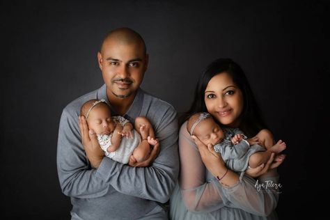 Twins With Parents Photography, Twins Newborn Photoshoot With Siblings, Newborn Twin Photography With Parents, Twins Newborn Photography, Twin Newborn Photography With Siblings, Twins Newborn Photoshoot, Twins Photoshoot Ideas, Twin Photoshoot, Newborn Twin Photos