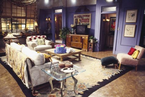 A shot looking toward the bedrooms: | 27 Amazing Rare Photos From The First Season Of "Friends" 1990s Decor, Friends Apartment, Green Apartment, Apartment Layout, Friends Set, Purple Walls, Los Angeles Homes, Friends Tv Show, Friends Tv